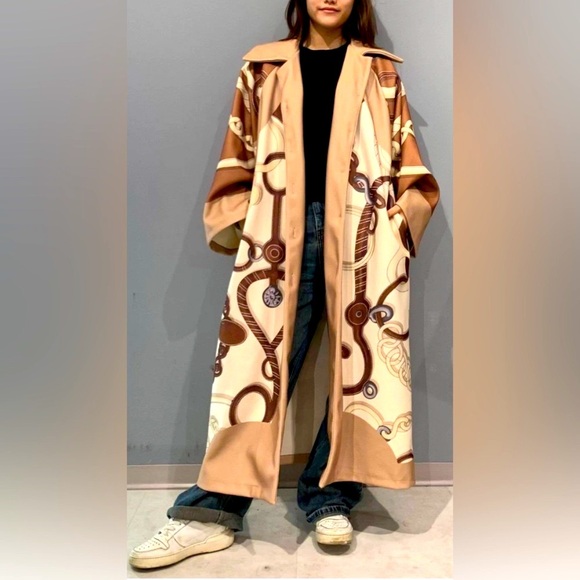 Brown, Beige, & Cream Oversized Coat w/Chain Links Pattern Design, NWT - Picture 12 of 13